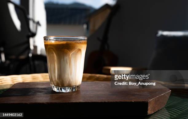 a cup of dirty latte on table. - color crema stockfoto's en -beelden