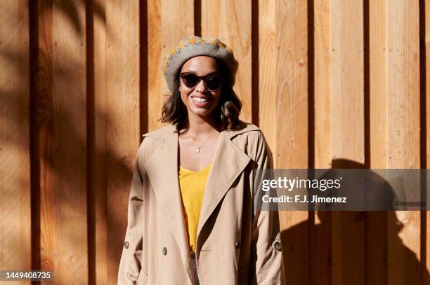 portrait of smiling woman on wooden background - bereit stock pictures, royalty-free photos & images