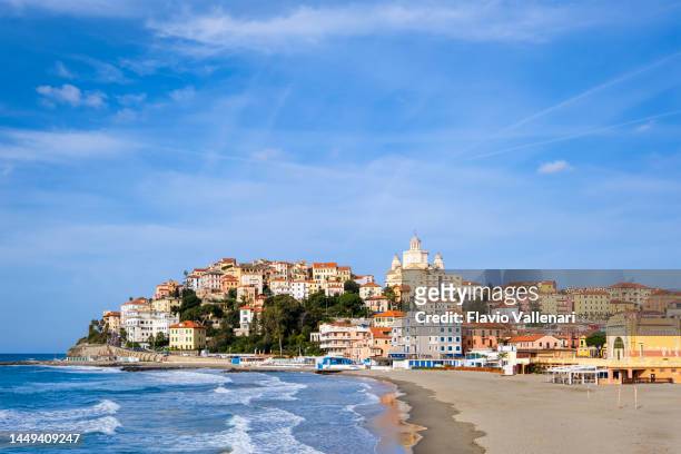 spiaggia d'oro - golden beach di imperia, con il borgo di porto maurizio sullo sfondo - costa doro foto e immagini stock
