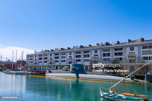 sottomarino nazario sauro nell'antico porto di genova - attraccato foto e immagini stock