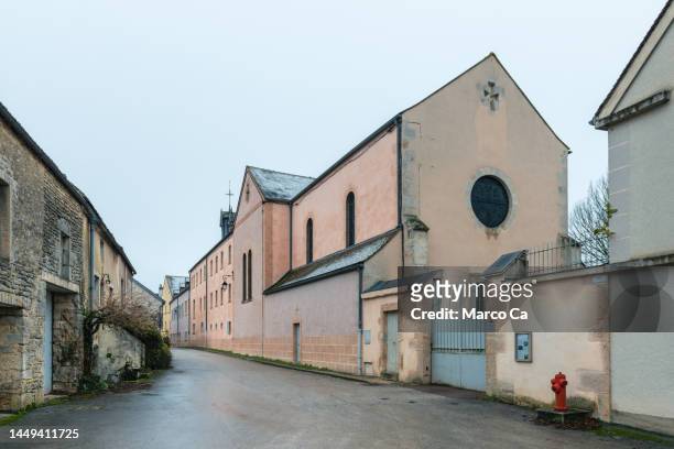 straßenszene im dorf flavigny-sur-ozerain in burgund - abby road stock-fotos und bilder