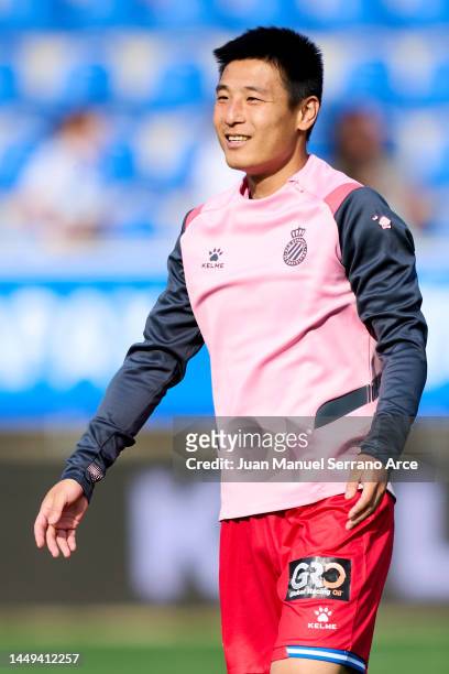 Wu Lei of Espanyol warms up prior to he La Liga Santader match between Deportivo Alaves and RCD Espanyol at Estadio de Mendizorroza on May 11, 2022...