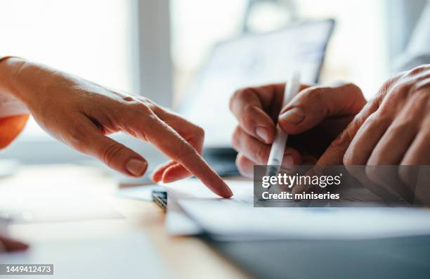 empresários irreconhecíveis analisando gráficos e documentos de negócios juntos - colega de trabalho papel humano - fotografias e filmes do acervo