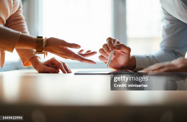 uomini d'affari irriconoscibili che analizzano il grafico aziendale su un tablet digitale - mentoring foto e immagini stock