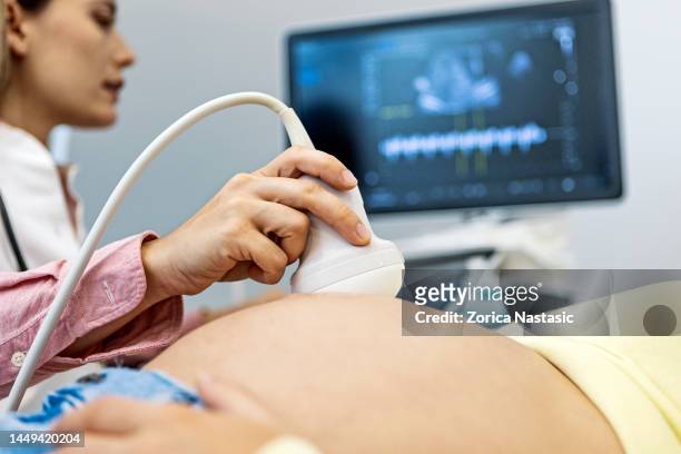 妊娠中の女性を持つ医者 - gynecological examination ストックフォトと画像