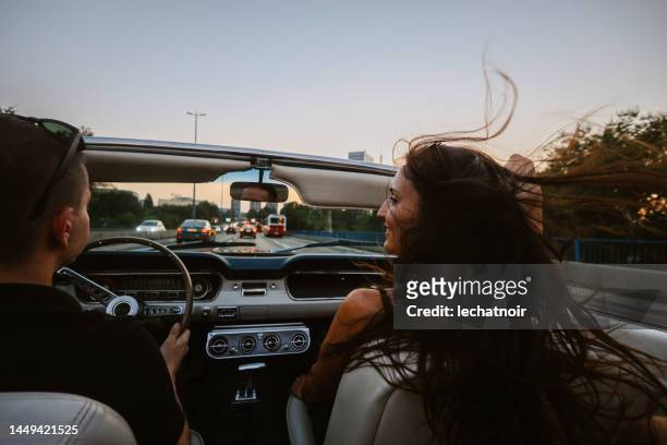 menschen, die in einem oldtimer in der stadt fahren - couple car stock-fotos und bilder