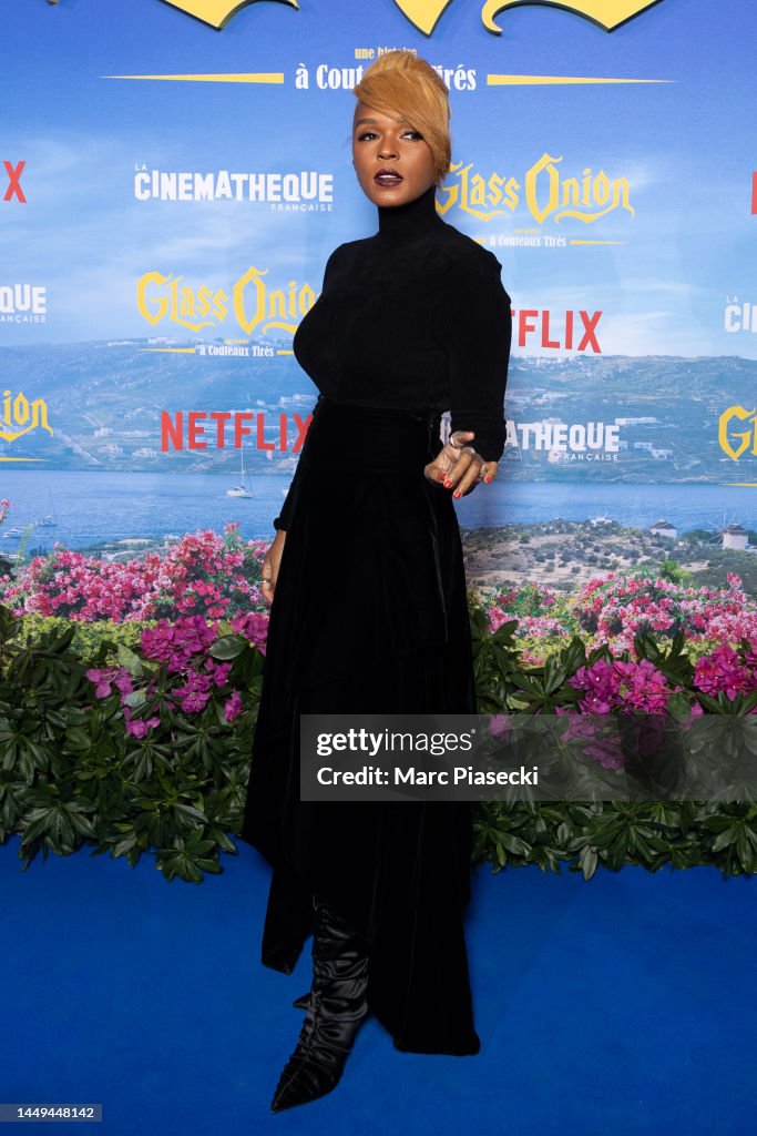 https://media.gettyimages.com/id/1449448142/photo/une-histoire-a-couteaux-tires-glass-onion-a-knives-out-mystery-premiere-at-la-cinematheque-in.jpg?s=1024x1024&w=gi&k=20&c=8NUYcXYO3mh7ulCiroATbF_T08XPzkHBS0WeGjiH0wg=