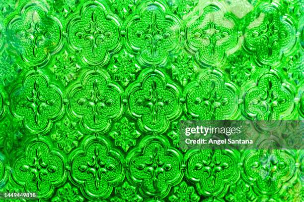 green glass background texture with pattern - smaragdgroen stockfoto's en -beelden