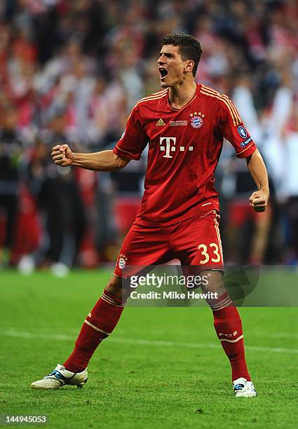 Mario Gomez of FC Bayern Muenchen celebrates as he scores a penalty in the shoot out during UEFA Champions League Final between FC Bayern Muenchen...