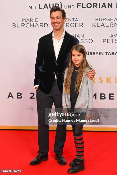 Florian David Fitz and Lauri attend the "Oskars Kleid" Premiere at Astor Filmlounge on December 15, 2022 in Munich, Germany.
