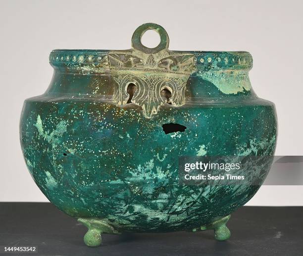 Bucket , bronze, cast, riveted, mounted, chased, soldered, bronze, Total: Height: 21 cm; Diameter: 17,2 cm; Height: 18,7 cm , Funeral receptacle,...