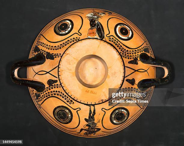 Nikosthenes, eye bowl , property of the Stiftung Hamburger Kunstsammlungen, clay, quickly turned, painted , alternately fired, clay, total: height:...