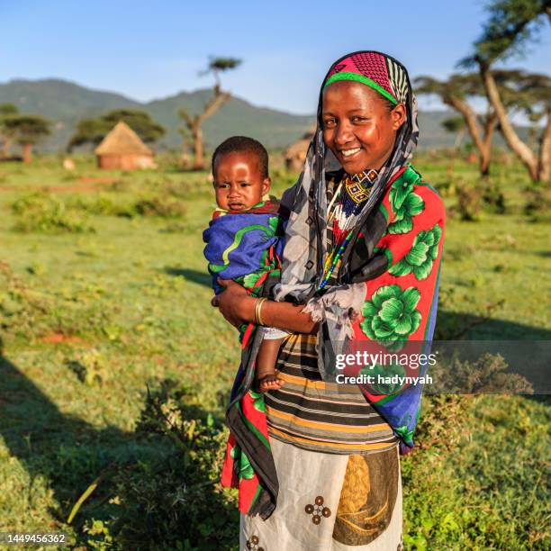 frau aus dem borana-stamm mit ihrem baby, äthiopien, afrika - afrikanische kultur stock-fotos und bilder