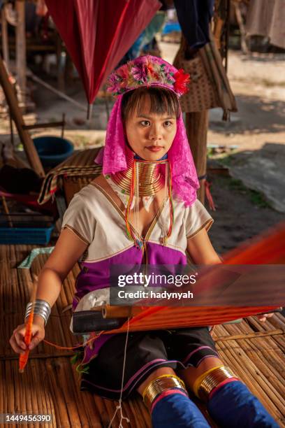 young woman from long neck karen tribe weaving on a traditional loom - padaung imagens e fotografias de stock