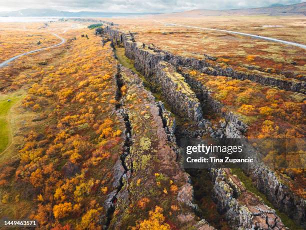 thingvellir, pingvellir-schlucht, zwei tektonische platten kollidieren - tektonik stock-fotos und bilder