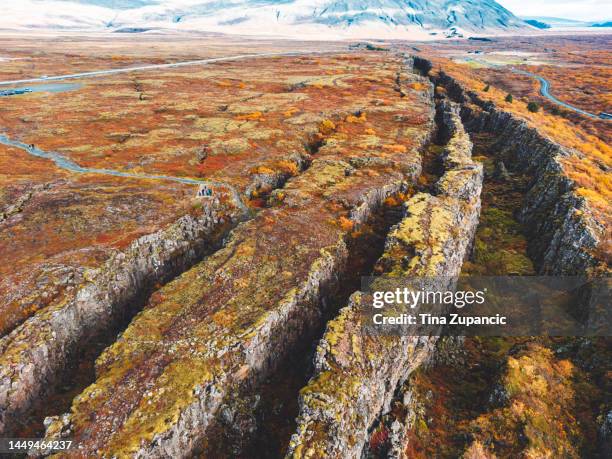 dramatic view of two tectonic plates meeting in thingvellir national park, iceland - nationaal park pingvellir stockfoto's en -beelden