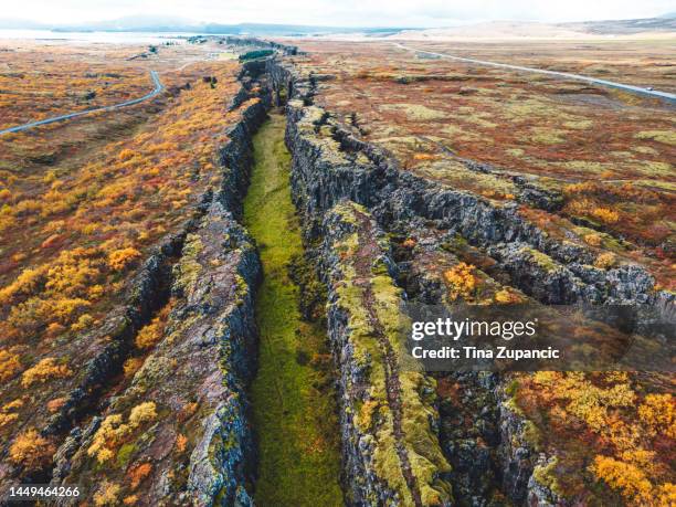 the only place on earth where two tectonic plates meet on the earth surface visible to the eye - thingvellir national park - metamorf gesteente stockfoto's en -beelden