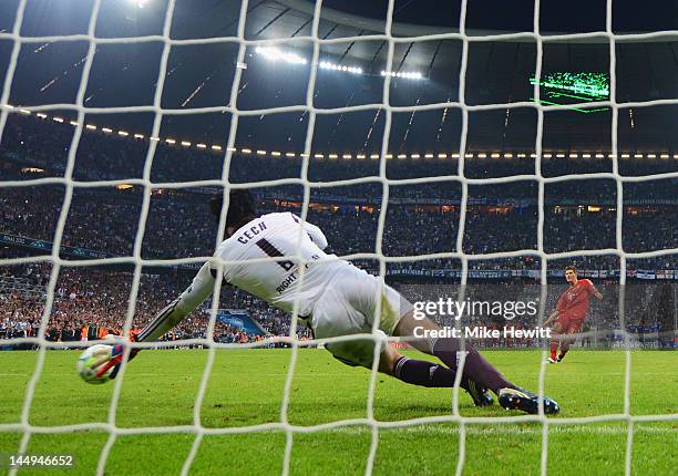 Mario Gomez of FC Bayern Muenchen scores a penalty in the shoot out past Petr Cech of Chelsea during UEFA Champions League Final between FC Bayern...