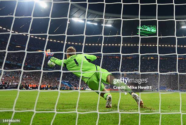 Ashley Cole of Chelsea scores a penalty in the shoot out past Manuel Neuer of FC Bayern Muenchen during UEFA Champions League Final between FC Bayern...