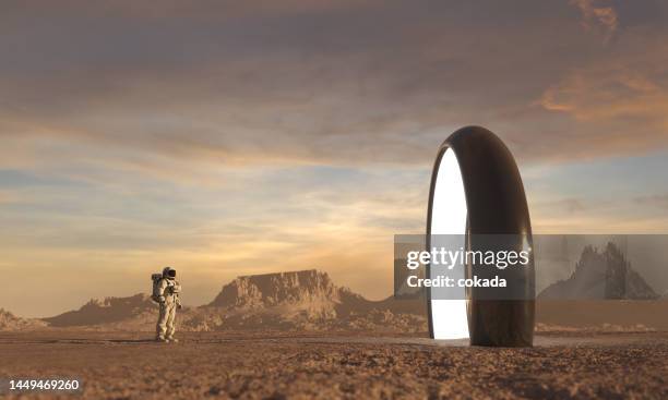 astronaut in front of dimensional portal - tidsmaskin bildbanksfoton och bilder