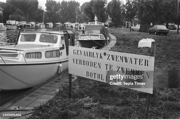 Warning sign against botulism near Noordhollandskanaal, July 30, 1976.