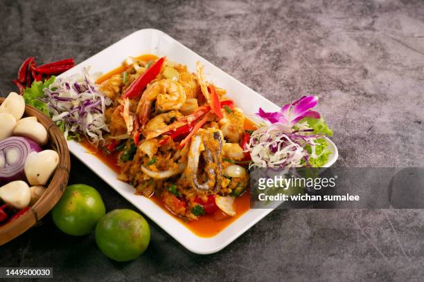 stir fried squid with curry powder. - chilli crab stock pictures, royalty-free photos & images