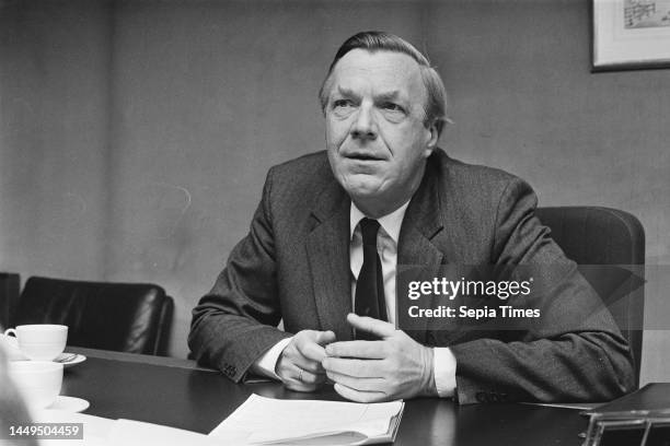 Assignment Financieel Dagblad, Mr. Kleiterp behind sitting desk, January 18, 1985.