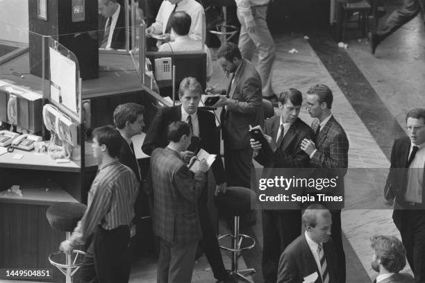 Assignment Financieel Dagblad on Amsterdam Stock Exchange in connection with dramatic price drop, 19 October 1987.