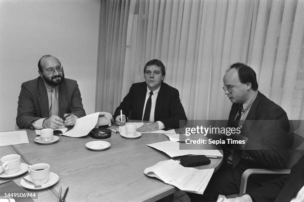 Assignment Financieel Dagblad, signing HP contract; R. Kaal, H. Bouwman and H. Van Brussel, 5 November 1985.