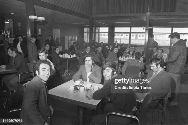 Assignment Europublicity, hotel for guest workers of Hoogovens in Heerhugowaard, guest workers in canteen, December 11, 1972.