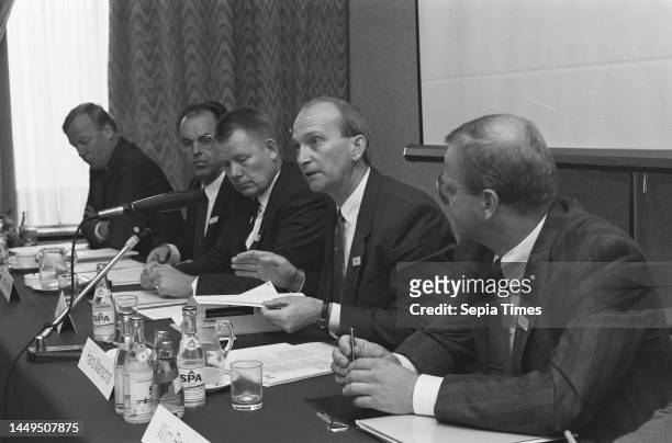 Assignment Financieel Dagblad, press conference, ATAG holding in connection with going public; chairman ir. J. B. Th. Manschot during press...