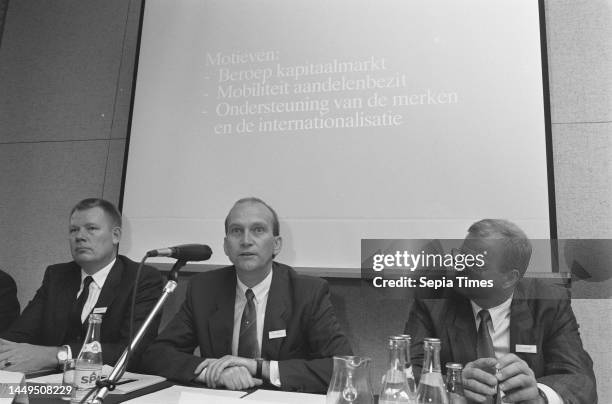 Assignment Financieel Dagblad, press conference ATAG holding in connection with going public; chairman ir. J. B. Th. Manschot during press...