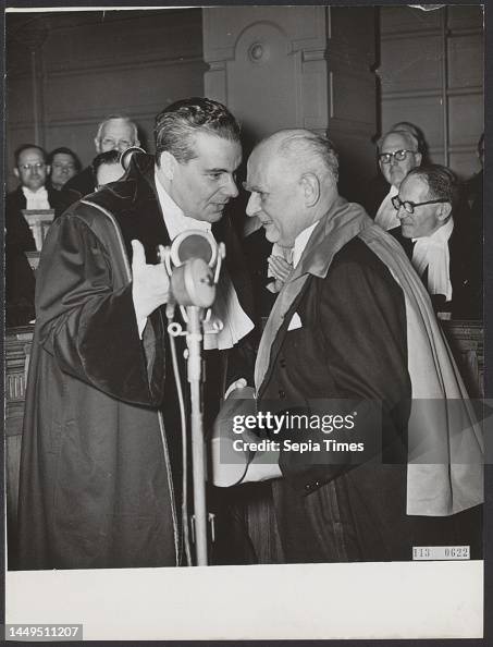 Prof. mr. W.G. Vegting awards honorary doctorate to Adriaan Pelt on