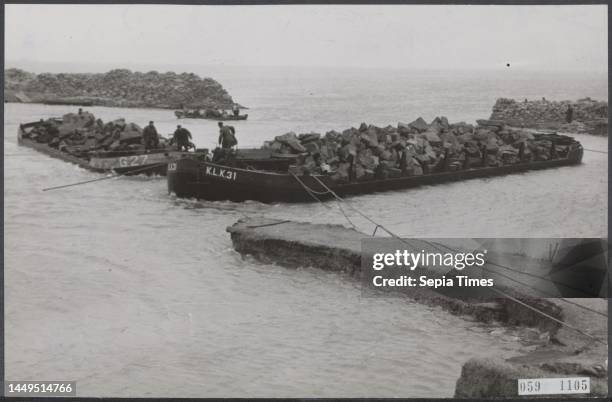 Flood 1953. The dike hole near Herkingen on Goeree-Overflakkee, which was made in early February but was not closed in time, is now being closed with...