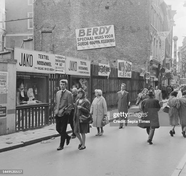 Commission, tea stand next to store Koekoek on Nieuwendijk, September 9 Shops, The Netherlands, 20th century press agency photo, news to remember,...