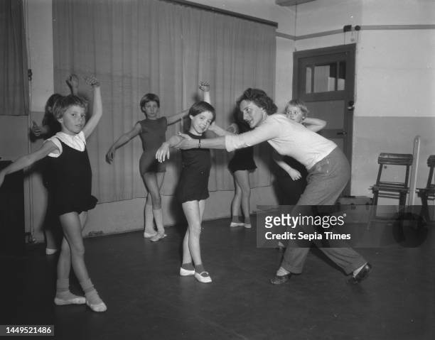 Assignments Friese Koerier, ballet group in Amstelveen, February 10 ballet groups, The Netherlands, 20th century press agency photo, news to...