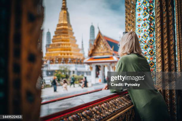 young woman exploring the grand palace in bangkok - thailand stockfoto's en -beelden