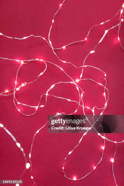 background with electric holiday garland. - christmas lights isolated stock-fotos und bilder