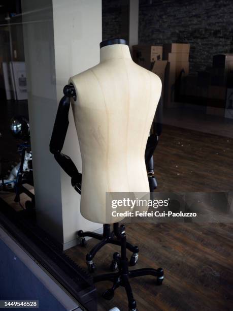 rear view  of a mannequin clothes-hanger in a store window - swiss economy and retail ahead of figures stock-fotos und bilder