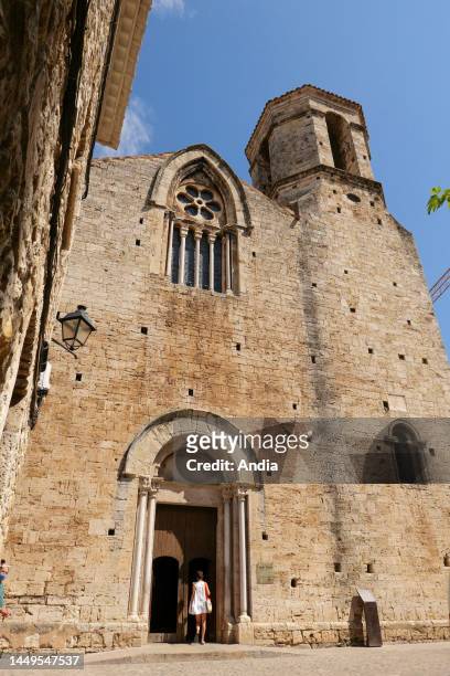 Spain, Catalonia, Besalu: tourists at the entrance to the Church of San Vicente de Besalu, mentioned in documents from the 10th century. In its...