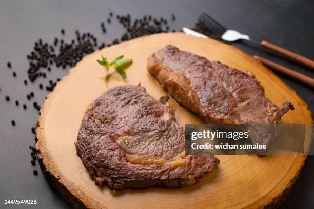 grilled fillet steak with herbs - gefilleerde biefstuk stockfoto's en -beelden