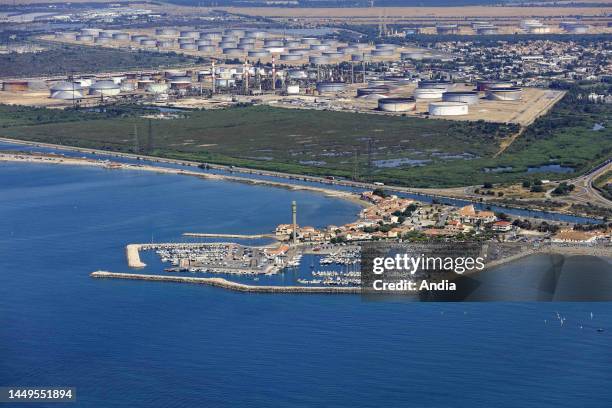 Fos-sur-Mer : aerial view of the Claude-Rossi Marina, pointe Saint-Gervais headland. In the background, the petrochemichal complex and metalworking...