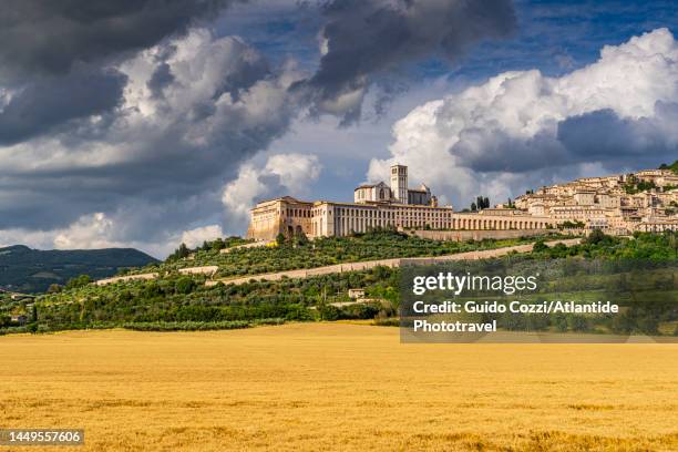 the town and basilica di san francesco d'assisi - saint francis of assisi stock pictures, royalty-free photos & images