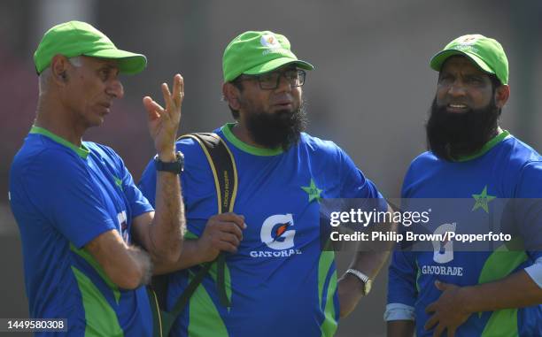 Umer Rasheed, Saqlain Mushtaq and Mohammad Yousuf of Pakistan talk during a training session before the third cricket Test between Pakistan and...