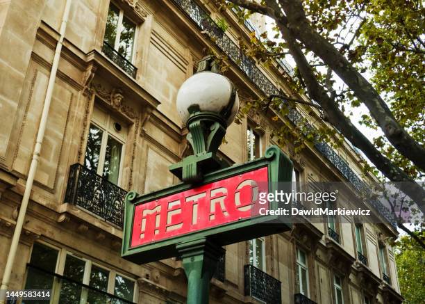 famous metro station sign in paris - paris metro sign 個照片及圖片檔