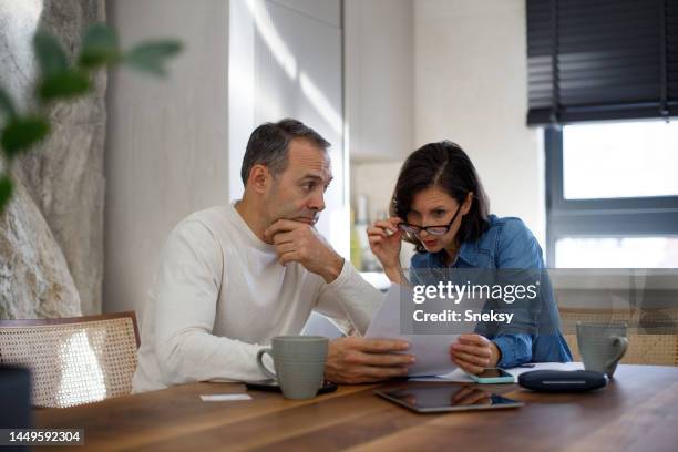 finanzielle probleme  - forced marriage stock-fotos und bilder