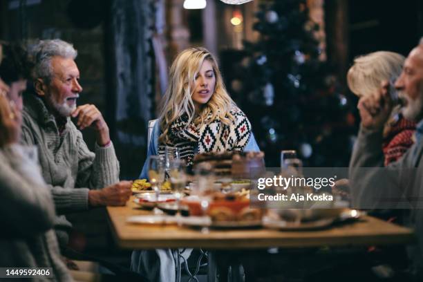 familie beim abendessen im freien in ihrem hinterhof. - young women group back stock-fotos und bilder