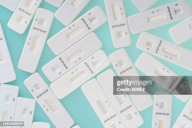positive antigen rapid test for covid-19 on a blue background - test autodiagnostico foto e immagini stock
