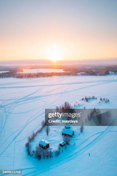 frozen lake with old houses, finnish lapland - rovaniemi fotografías e imágenes de stock