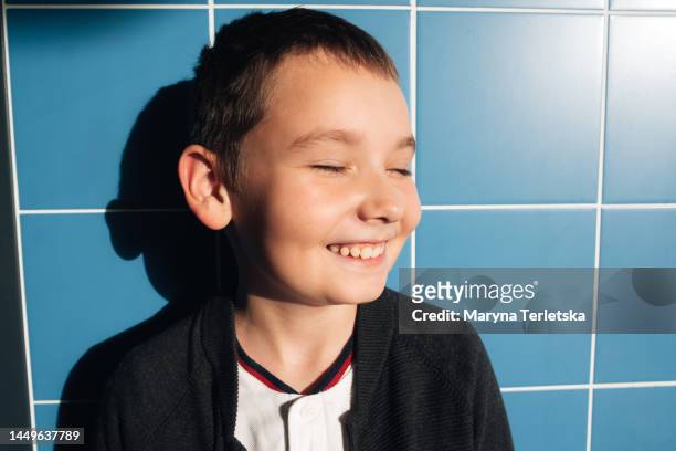 portrait of a boy with blond hair. child. children. teenager. a smile on your face. happy boy. - face happy sun stockfoto's en -beelden